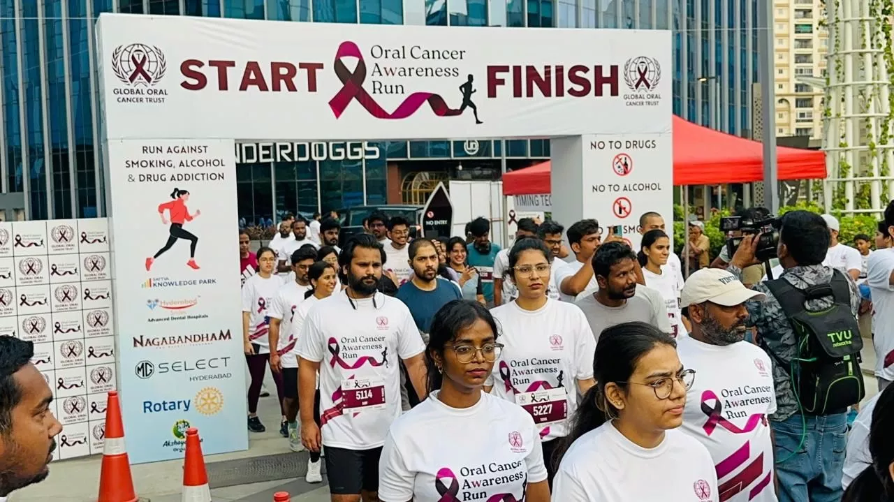 रायदुर्गम स्थित सत्त्व नॉलेज पार्क में ग्लोबल ओरल कैंसर ट्रस्ट के तत्वावधान में आयोजित ओरल कैंसर जागरूकता मैराथन को झंडी दिखाते आईटी मंत्री डी. श्रीधर बाबू।  
