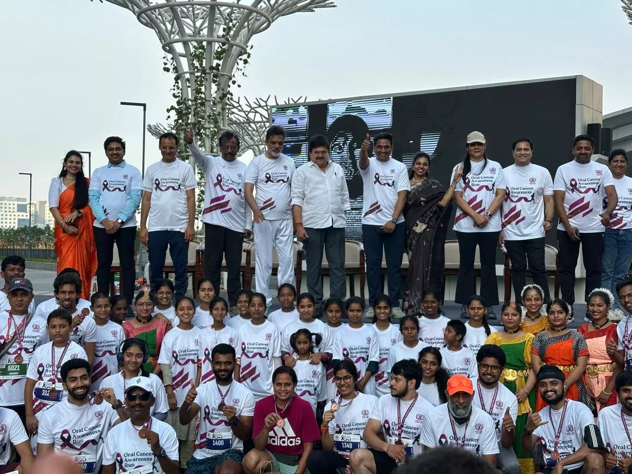 रायदुर्गम स्थित सत्त्व नॉलेज पार्क में ग्लोबल ओरल कैंसर ट्रस्ट के तत्वावधान में आयोजित ओरल कैंसर जागरूकता मैराथन को झंडी दिखाते आईटी मंत्री डी. श्रीधर बाबू।  
