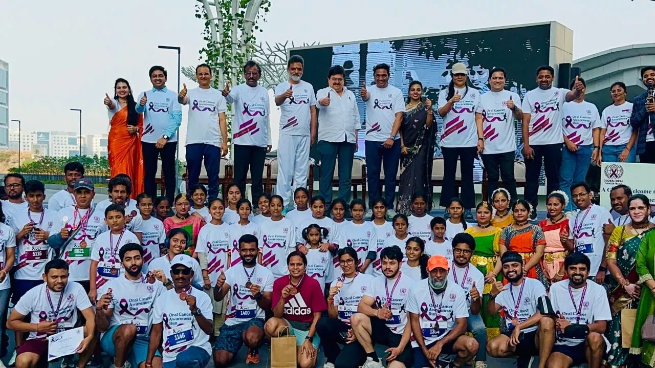रायदुर्गम स्थित सत्त्व नॉलेज पार्क में ग्लोबल ओरल कैंसर ट्रस्ट के तत्वावधान में आयोजित ओरल कैंसर जागरूकता मैराथन को झंडी दिखाते आईटी मंत्री डी. श्रीधर बाबू।  
