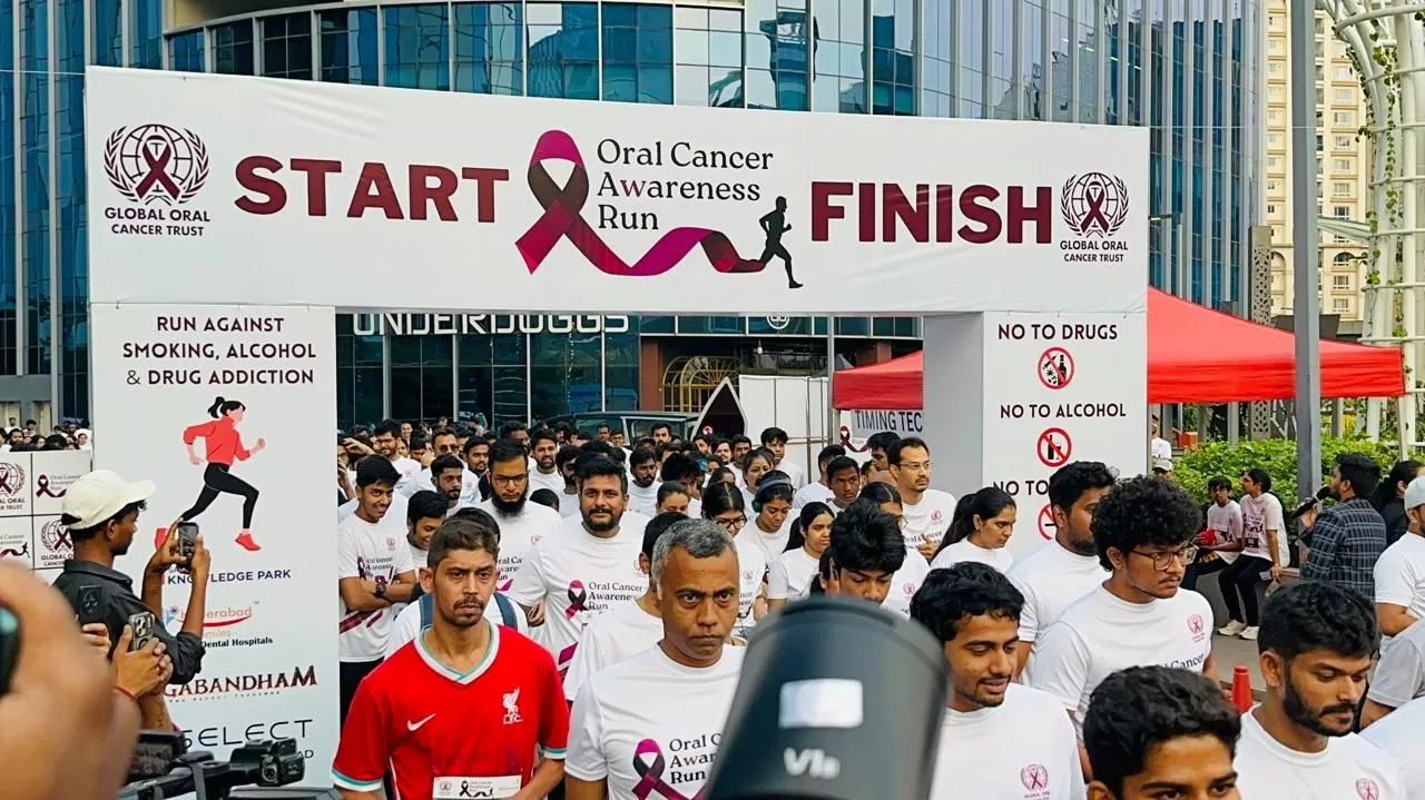 रायदुर्गम स्थित सत्त्व नॉलेज पार्क में ग्लोबल ओरल कैंसर ट्रस्ट के तत्वावधान में आयोजित ओरल कैंसर जागरूकता मैराथन को झंडी दिखाते आईटी मंत्री डी. श्रीधर बाबू।  
