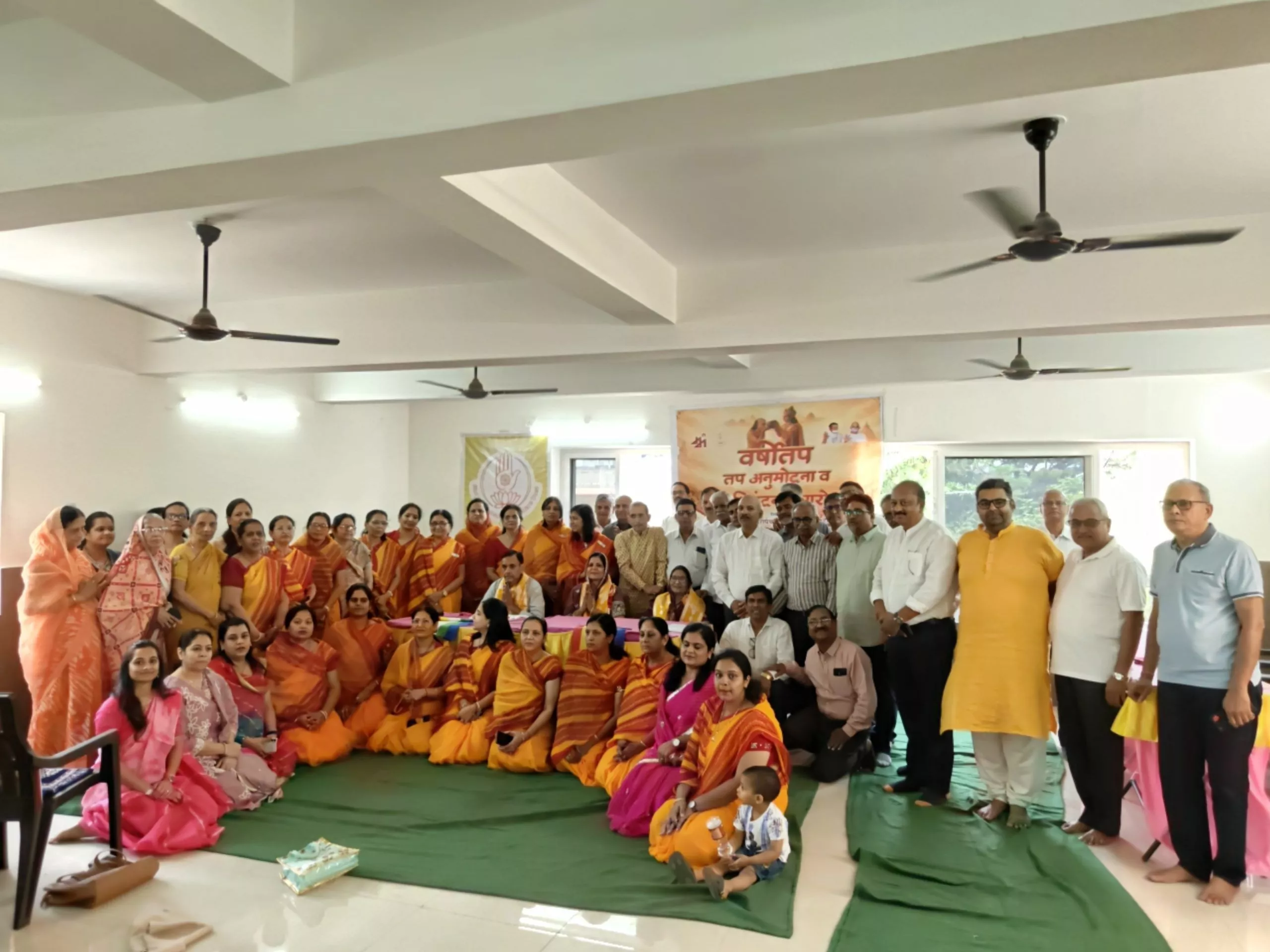 वर्षीतप तपस्वियों का सम्मान करते ट्रस्ट के पदाधिकारी