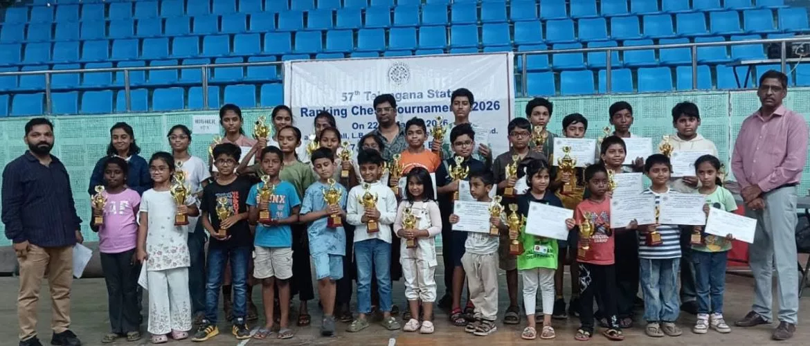 श्री चरण तेज शतरंज प्रतियोगिता में ट्रॉफी लेते हुए