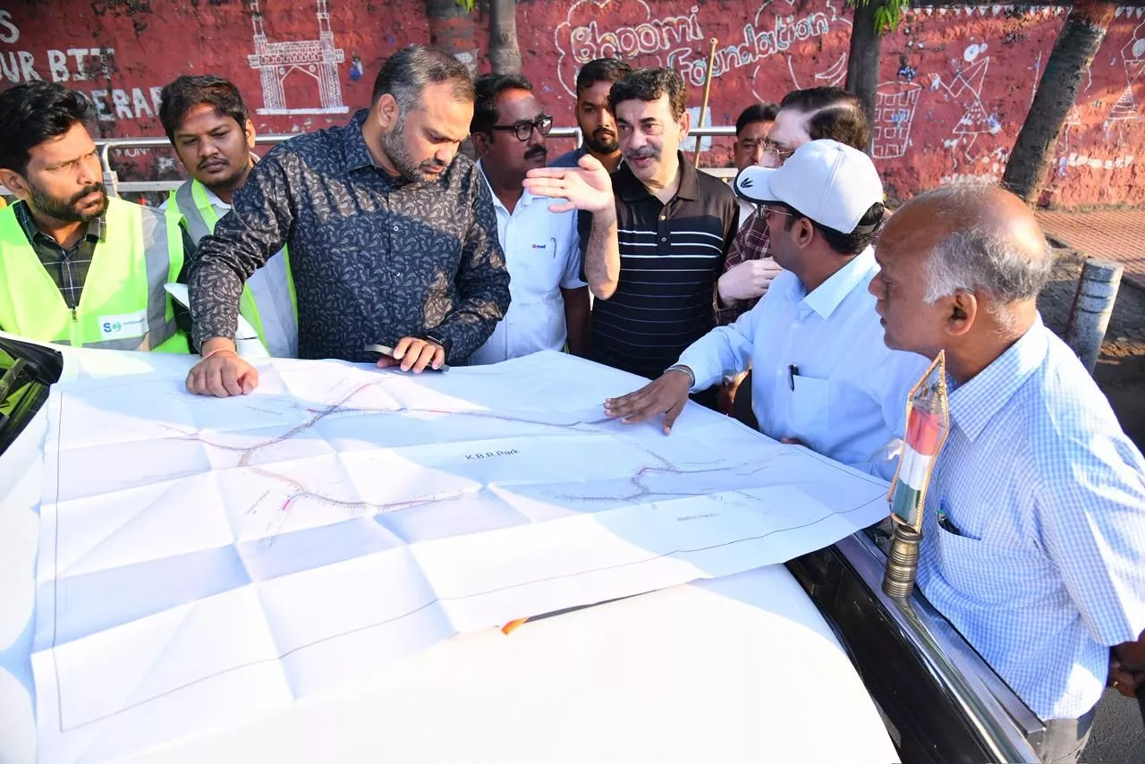 केबीआर पार्क फ्लाईओवर निर्माण कार्यों का निरीक्षण करते अधिकारी