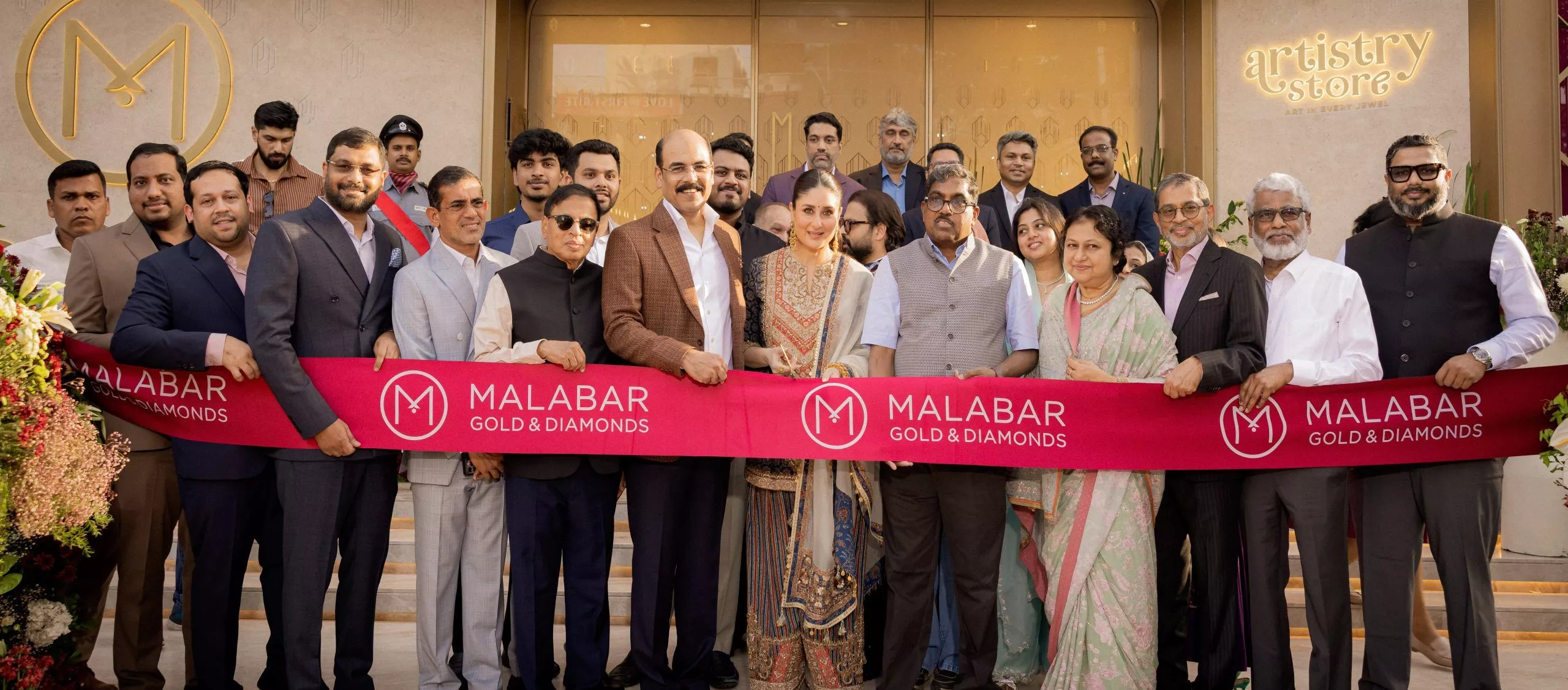 करीना कपूर ज्वेलरी स्टोर का उद्घाटन करते हुए