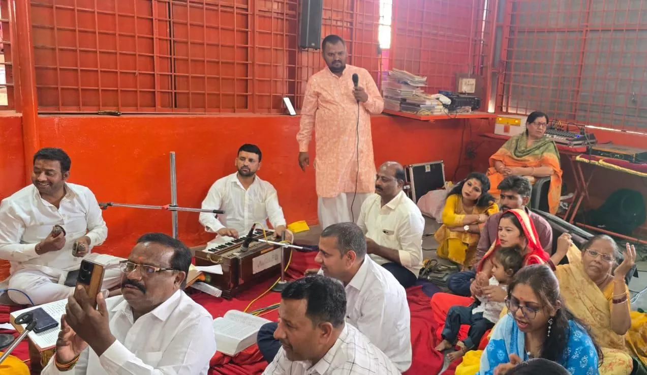 हनुमान मंदिर में अखंड पाठ के दौरान उपस्थित भक्त