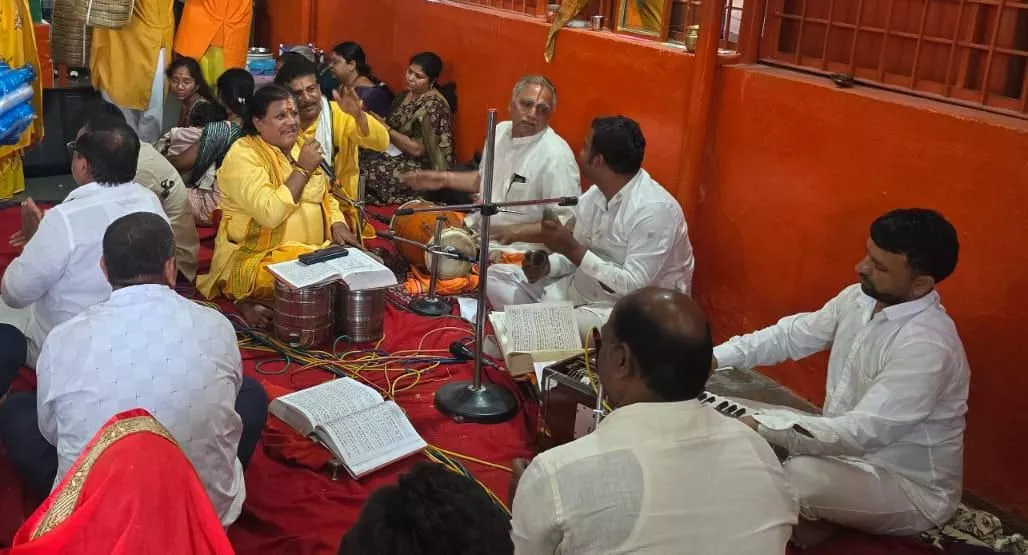 हनुमान मंदिर में अखंड पाठ के दौरान उपस्थित भक्त