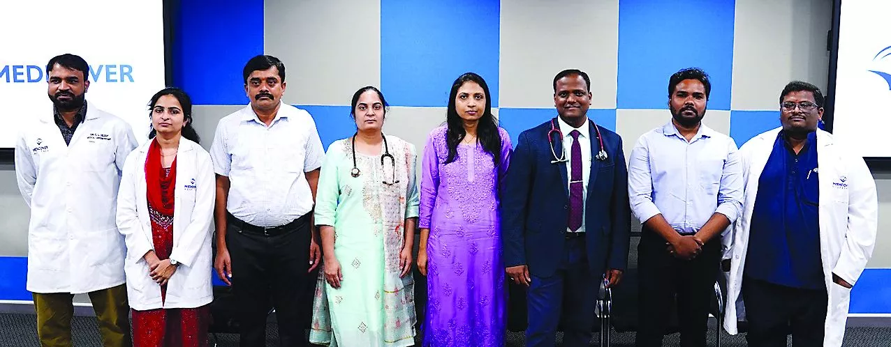 स्तन कैंसर से जीतकर मैराथन दौड़ती महिला