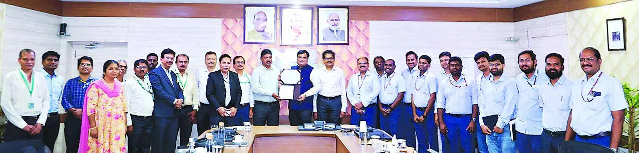 मिधानि अधिकारियों को एयरो इंजन सामग्री का प्रमाण-पत्र देते हुए