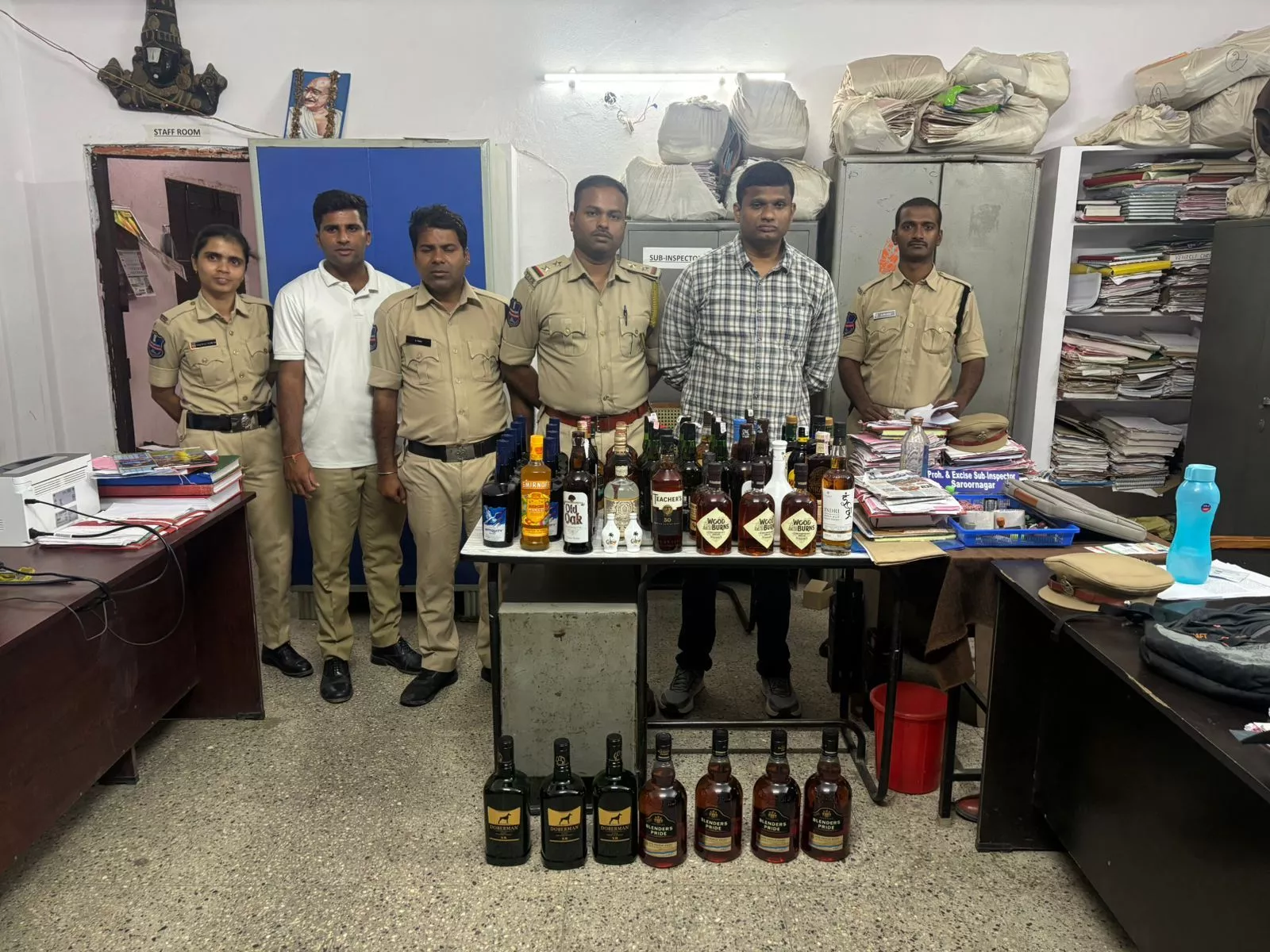 एयरपोर्ट मार्ग पर अवैध शराब बोतलें जब्त