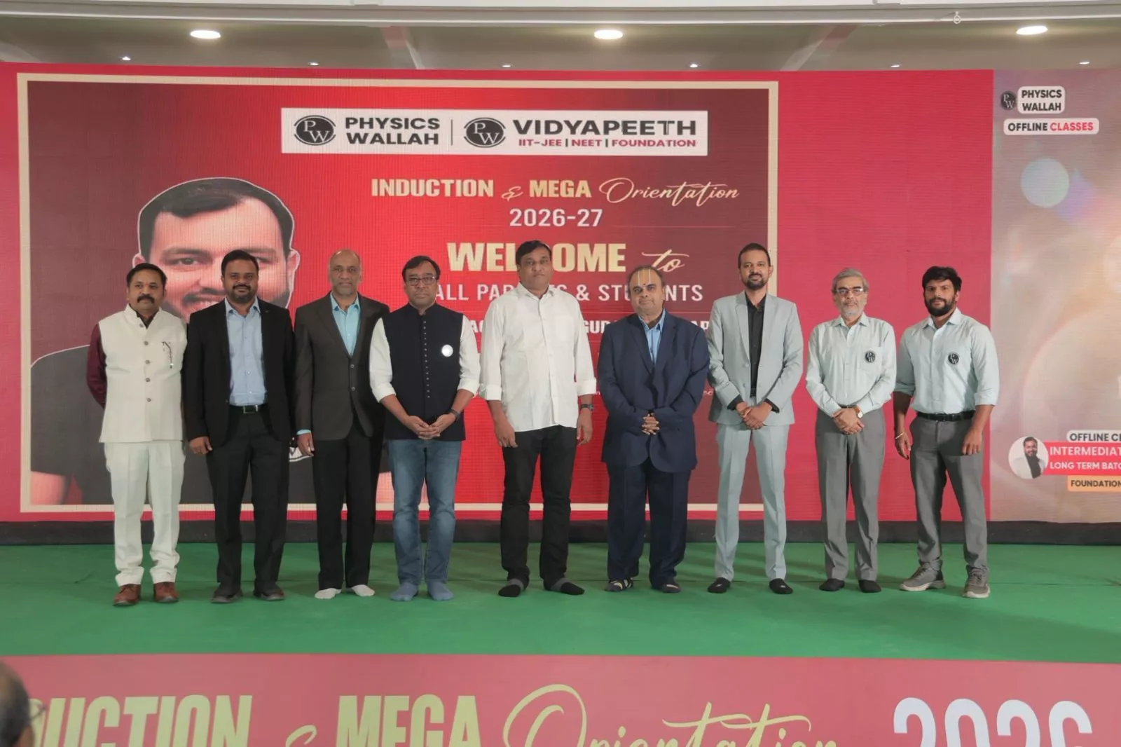 जेईई-नीट मार्गदर्शन कार्यक्रम में उपस्थित छात्र