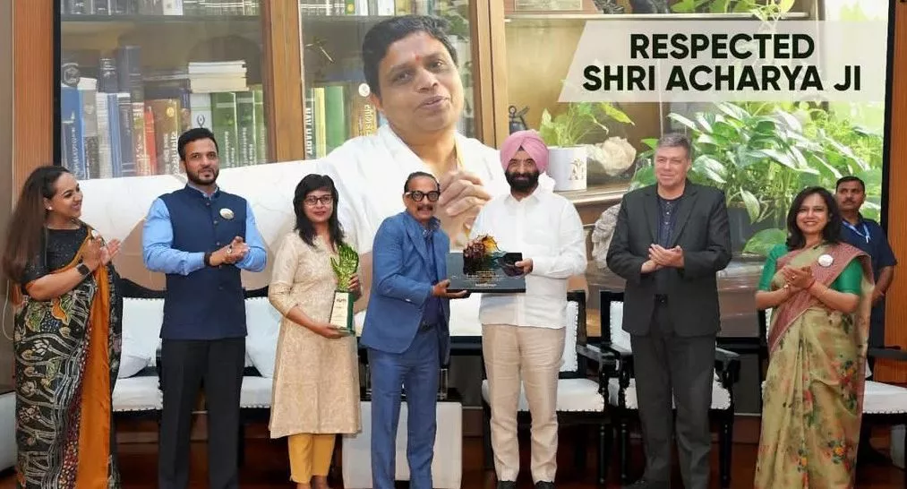 आचार्य बालकृष्ण को अंतरराष्ट्रीय आयुर्वेद सम्मान