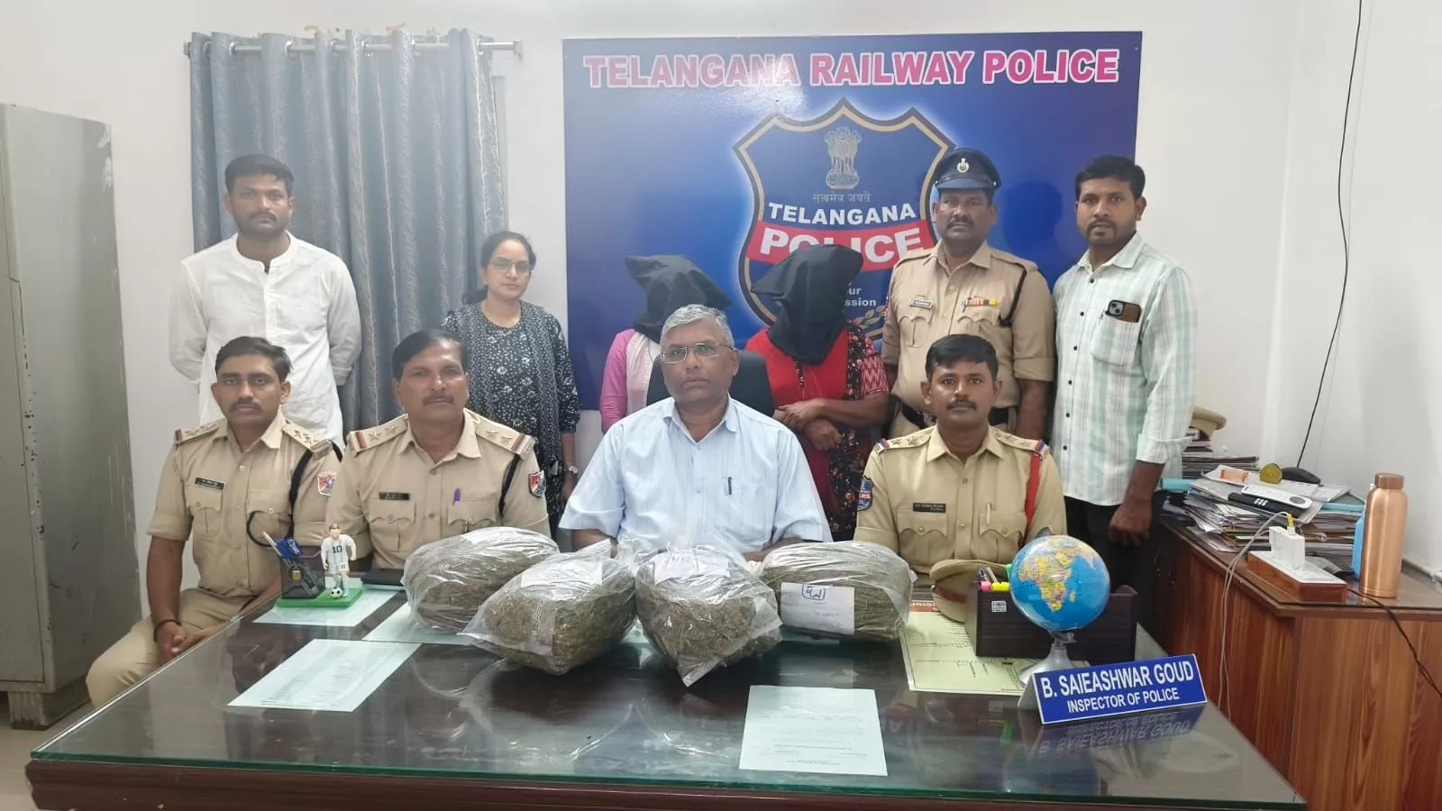 रेलवे पुलिस द्वारा जब्त किया गया गांजा और गिरफ्तार आरोपी