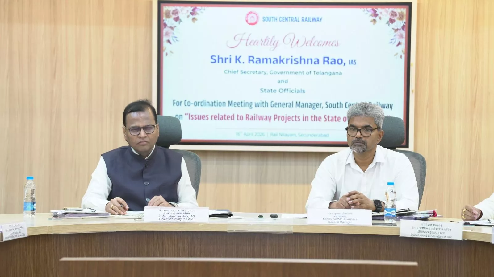 रेलवे परियोजनाओं पर बैठक करते अधिकारी