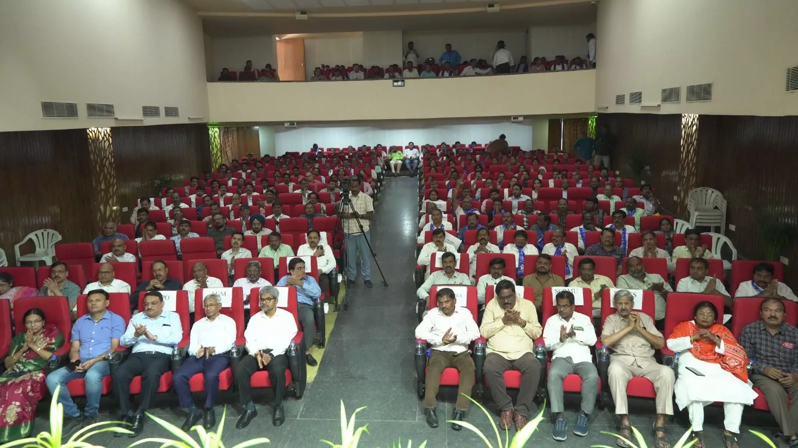 रेल निलयम में आयोजित भारत रत्न डॉ. भीमराव अंबेडकर के जयंती समारोह में भाग लेते दक्षिण मध्य रेलवे के महाप्रबंधक संजय कुमार श्रीवास्तव व अन्य।