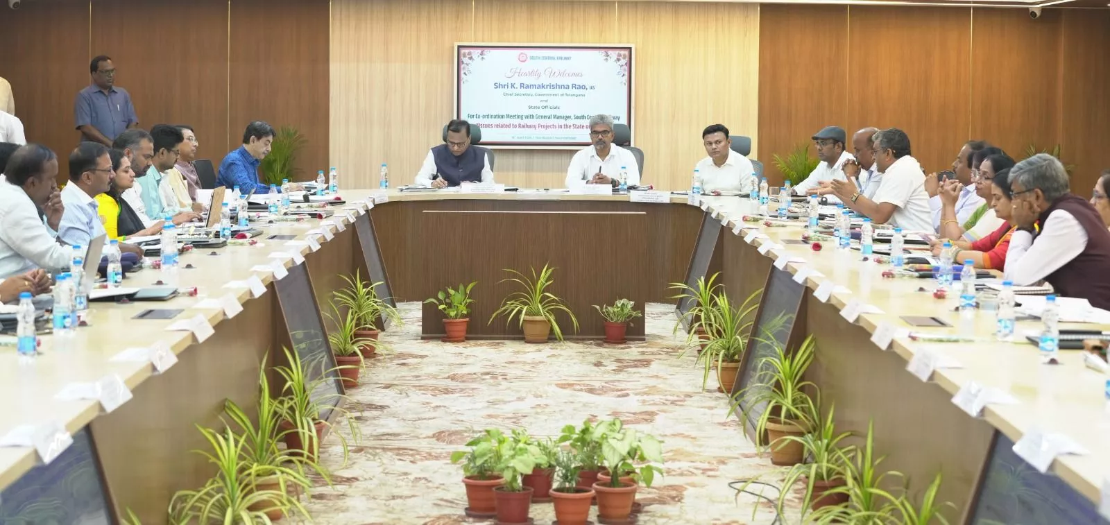 रेलवे परियोजनाओं पर बैठक करते अधिकारी