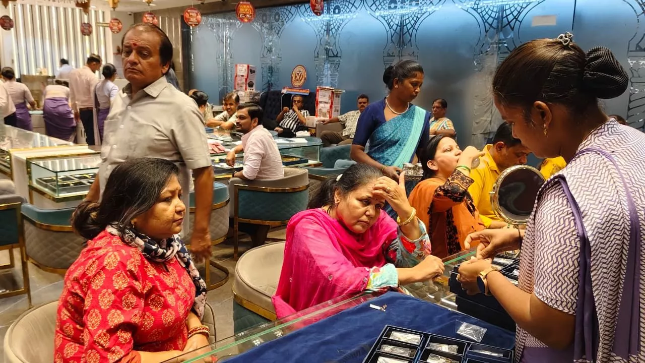 अक्षय तृतीया पर ज्वेलरी खरीदते ग्राहक