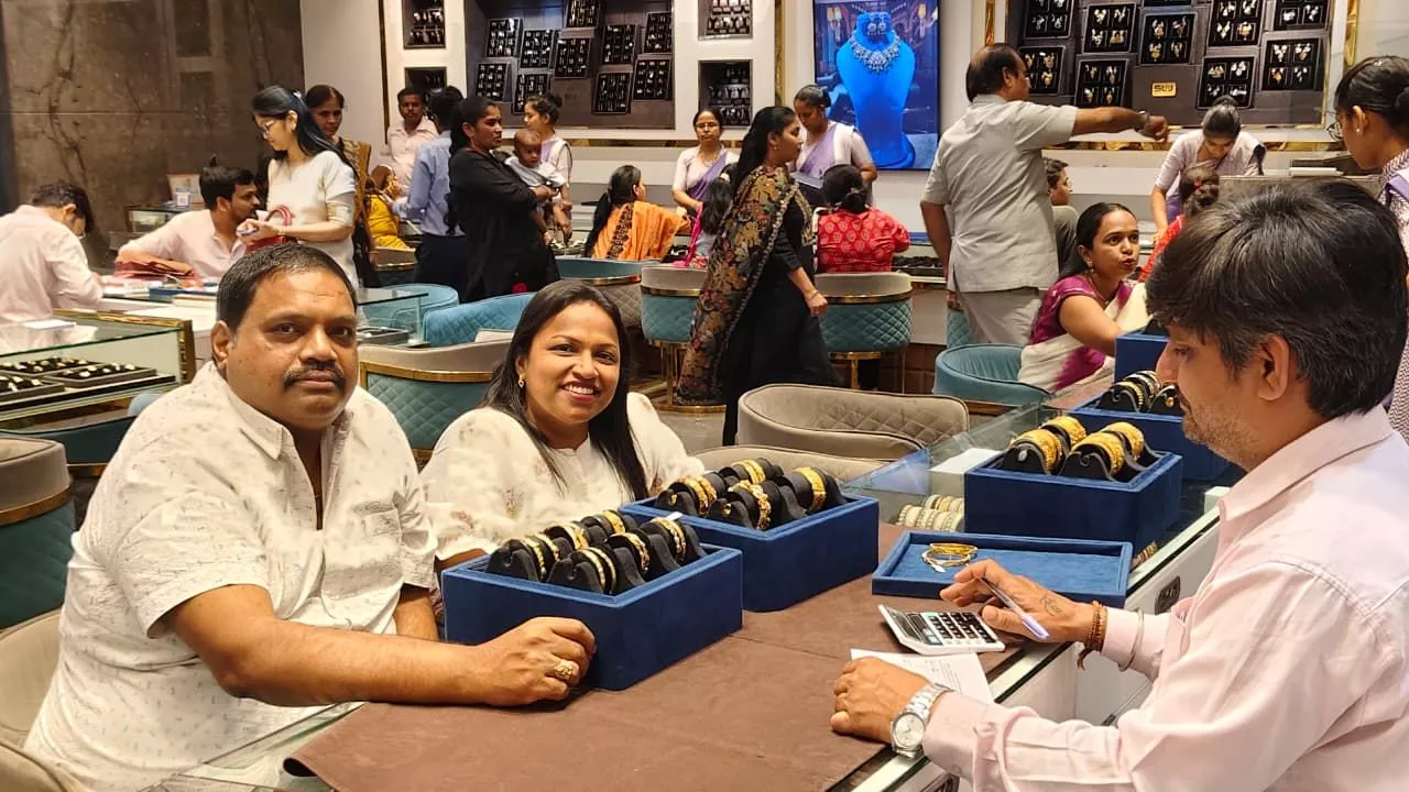 अक्षय तृतीया पर ज्वेलरी खरीदते ग्राहक