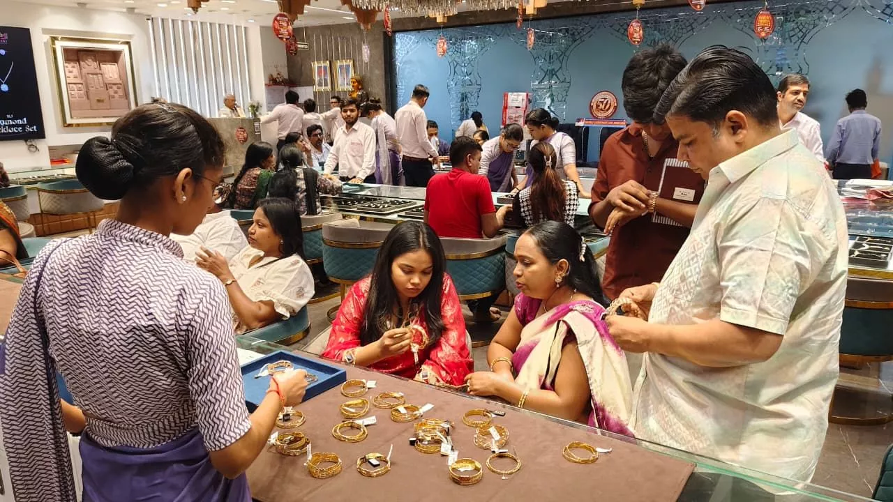 अक्षय तृतीया पर ज्वेलरी खरीदते ग्राहक