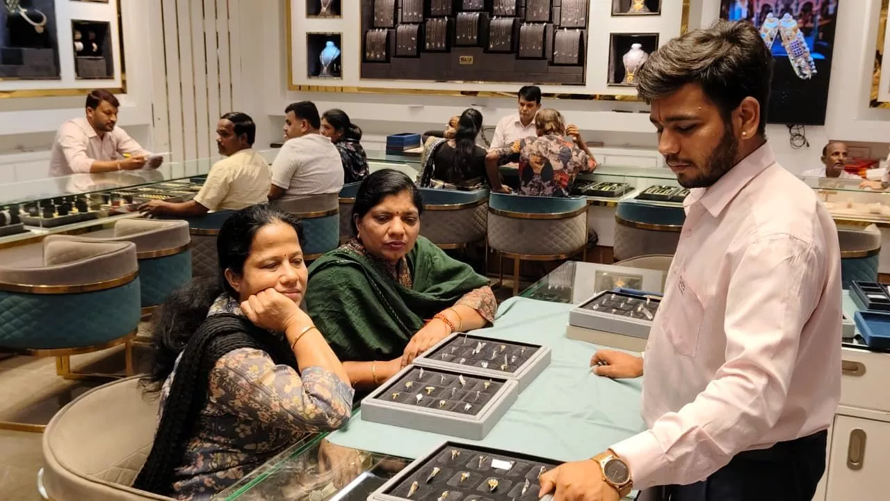 अक्षय तृतीया पर ज्वेलरी खरीदते ग्राहक