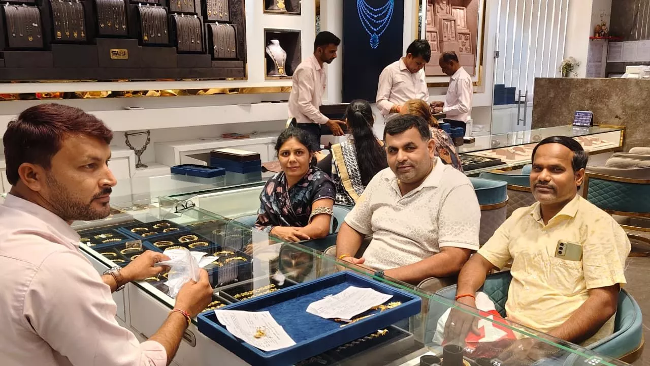 अक्षय तृतीया पर ज्वेलरी खरीदते ग्राहक