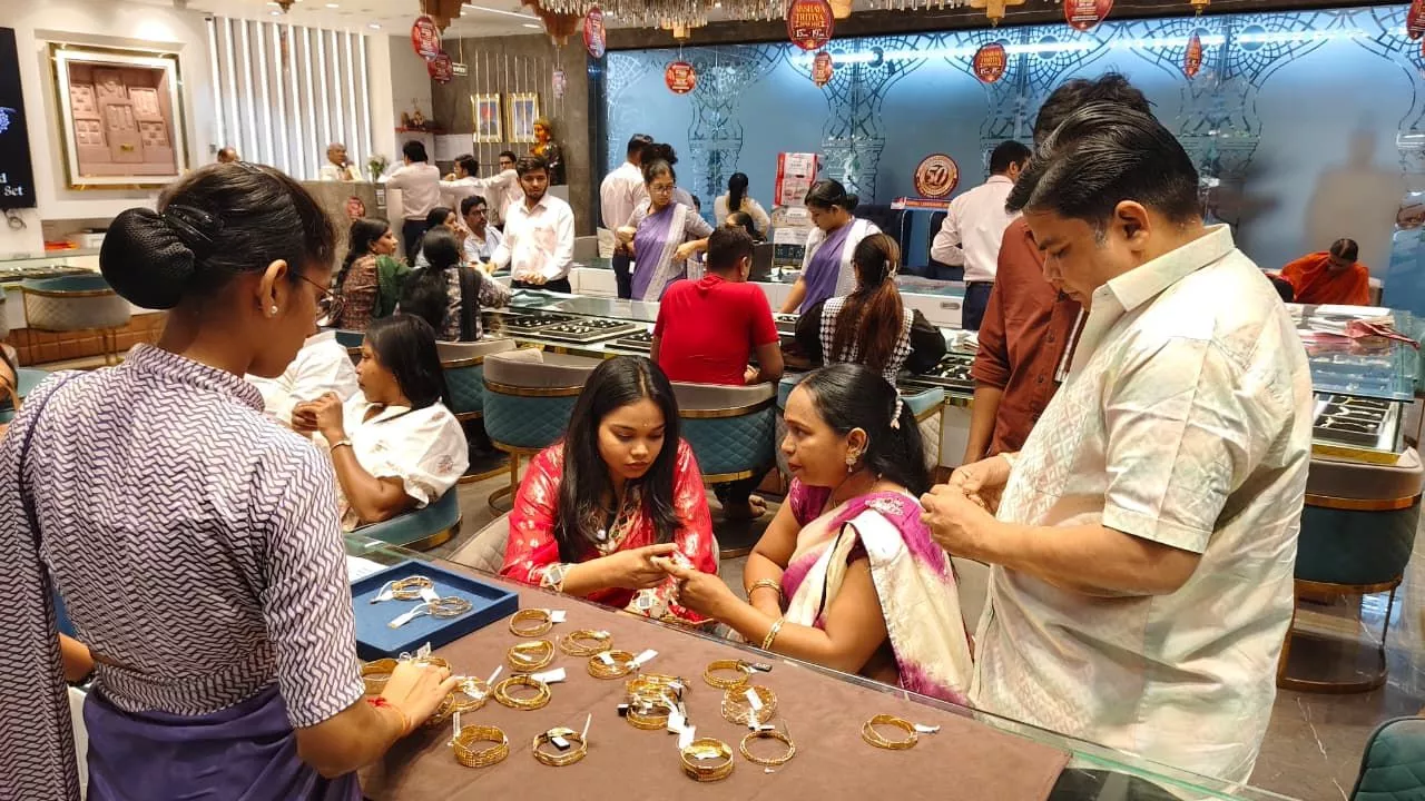 अक्षय तृतीया पर ज्वेलरी खरीदते ग्राहक
