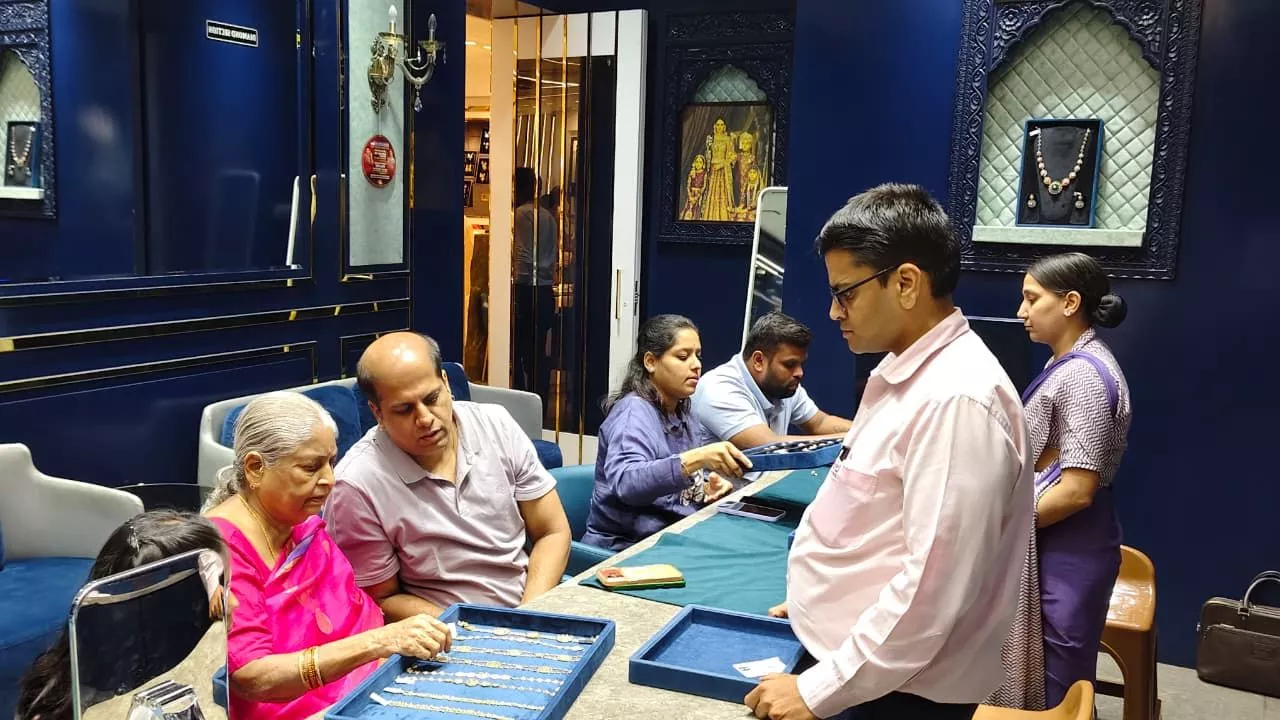 अक्षय तृतीया पर ज्वेलरी खरीदते ग्राहक