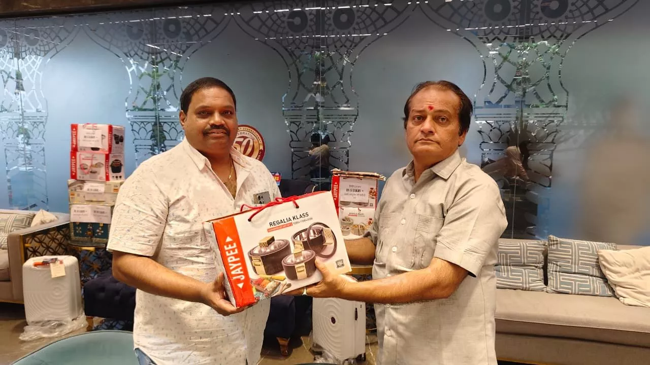 अक्षय तृतीया पर ज्वेलरी खरीदते ग्राहक