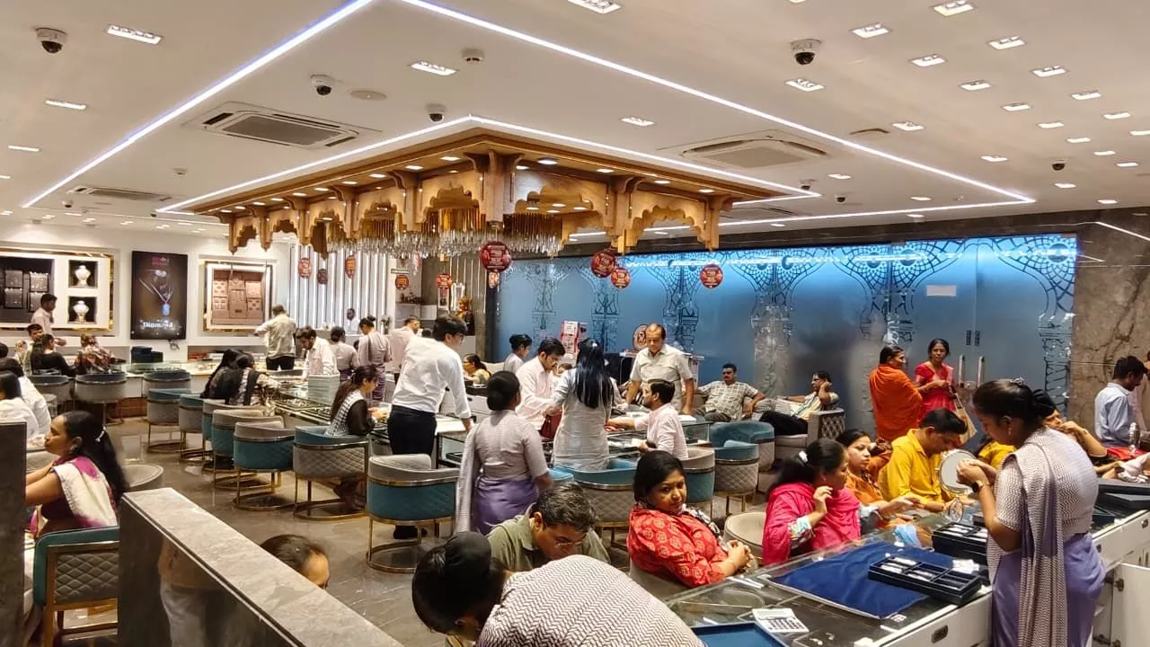 अक्षय तृतीया ऑफर में ग्राहकों की उमड़ी भीड़