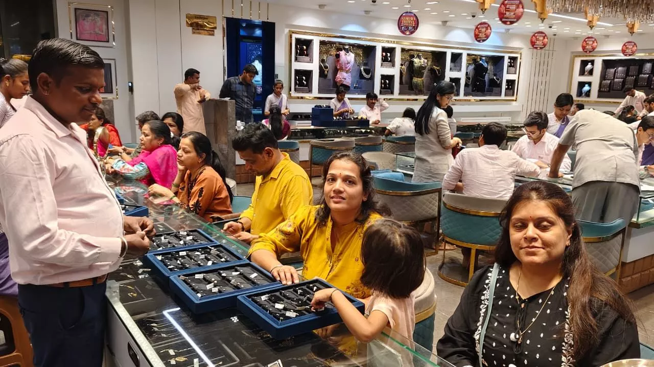 अक्षय तृतीया पर ज्वेलरी खरीदते ग्राहक