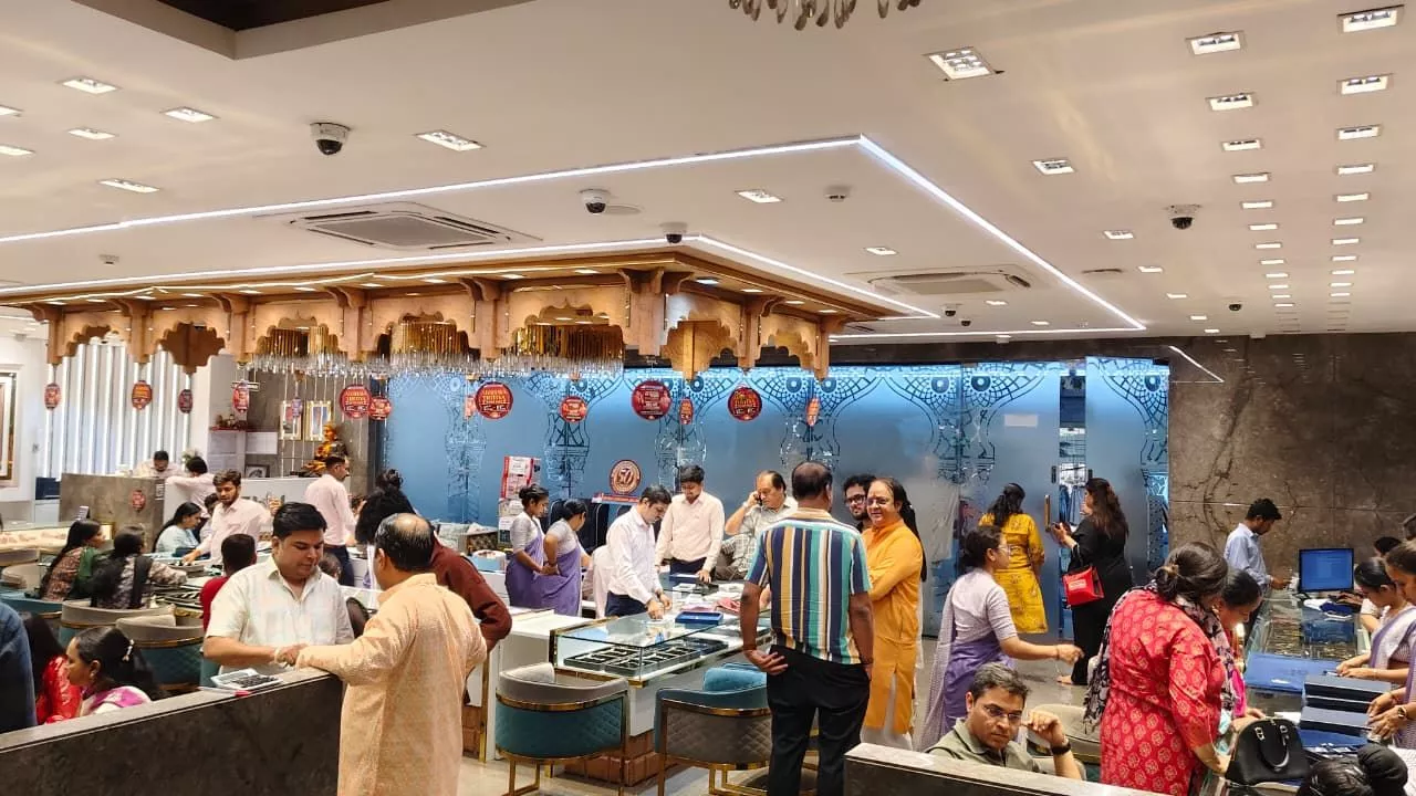 अक्षय तृतीया पर ज्वेलरी खरीदते ग्राहक
