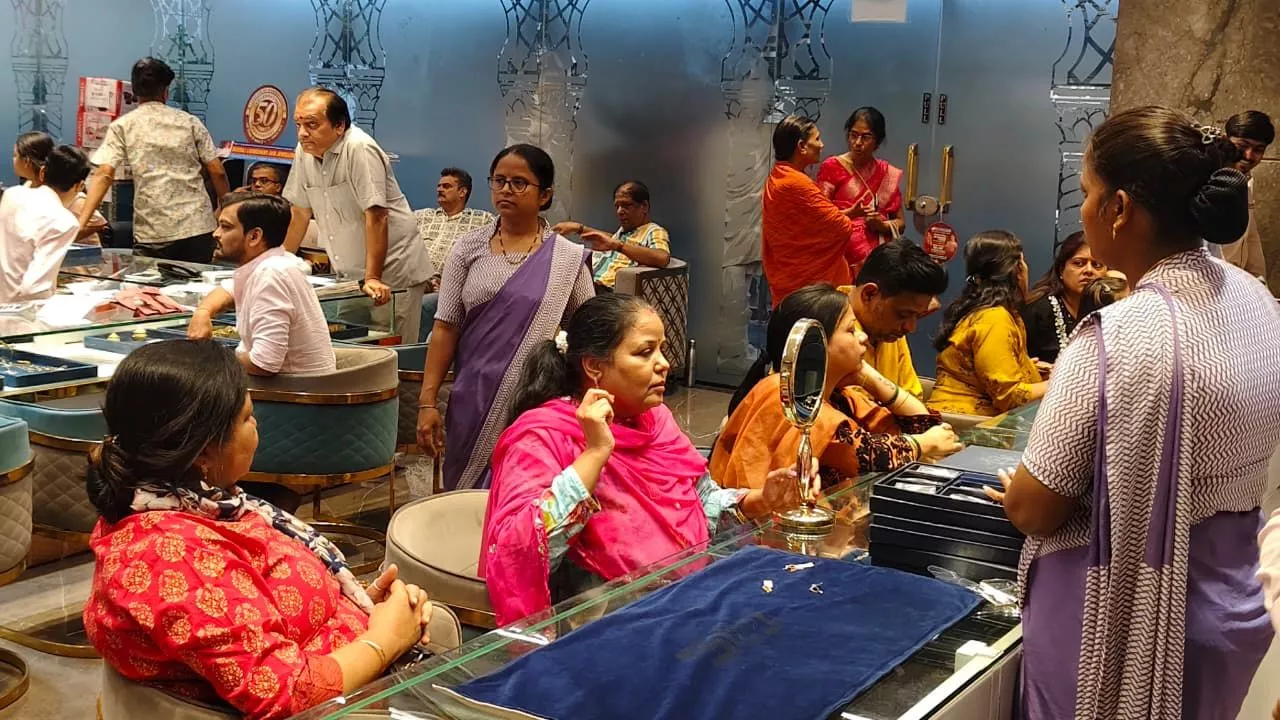 अक्षय तृतीया पर ज्वेलरी खरीदते ग्राहक