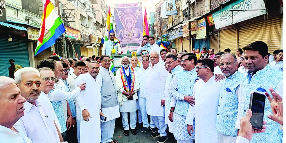 महावीर जन्म कल्याणक प्रभातफेरी में श्रद्धालु भाग लेते हुए