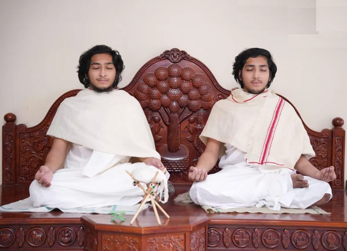 महाशतावधान करते जुड़वां जैन मुनि