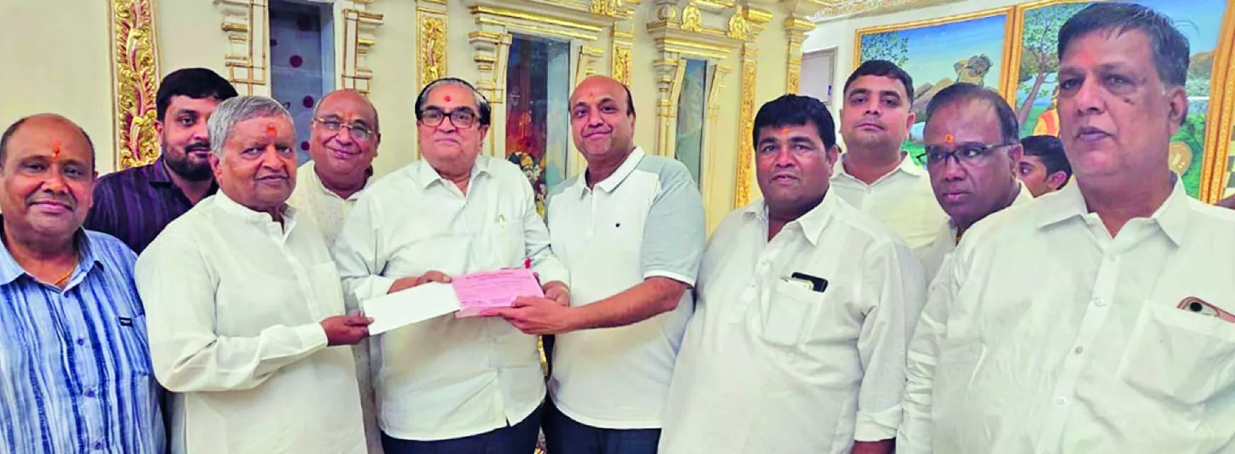 श्याम मंदिर विस्तार के लिए भूमि पूजन करते श्रद्धालु