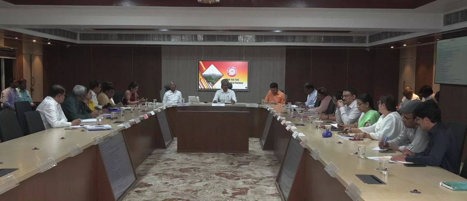 रेलवे सुरक्षा पर महाप्रबंधक की समीक्षा बैठक
