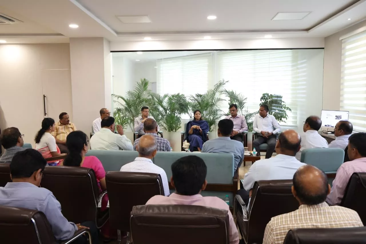 अवैध रेत खनन पर कार्रवाई का दृश्य