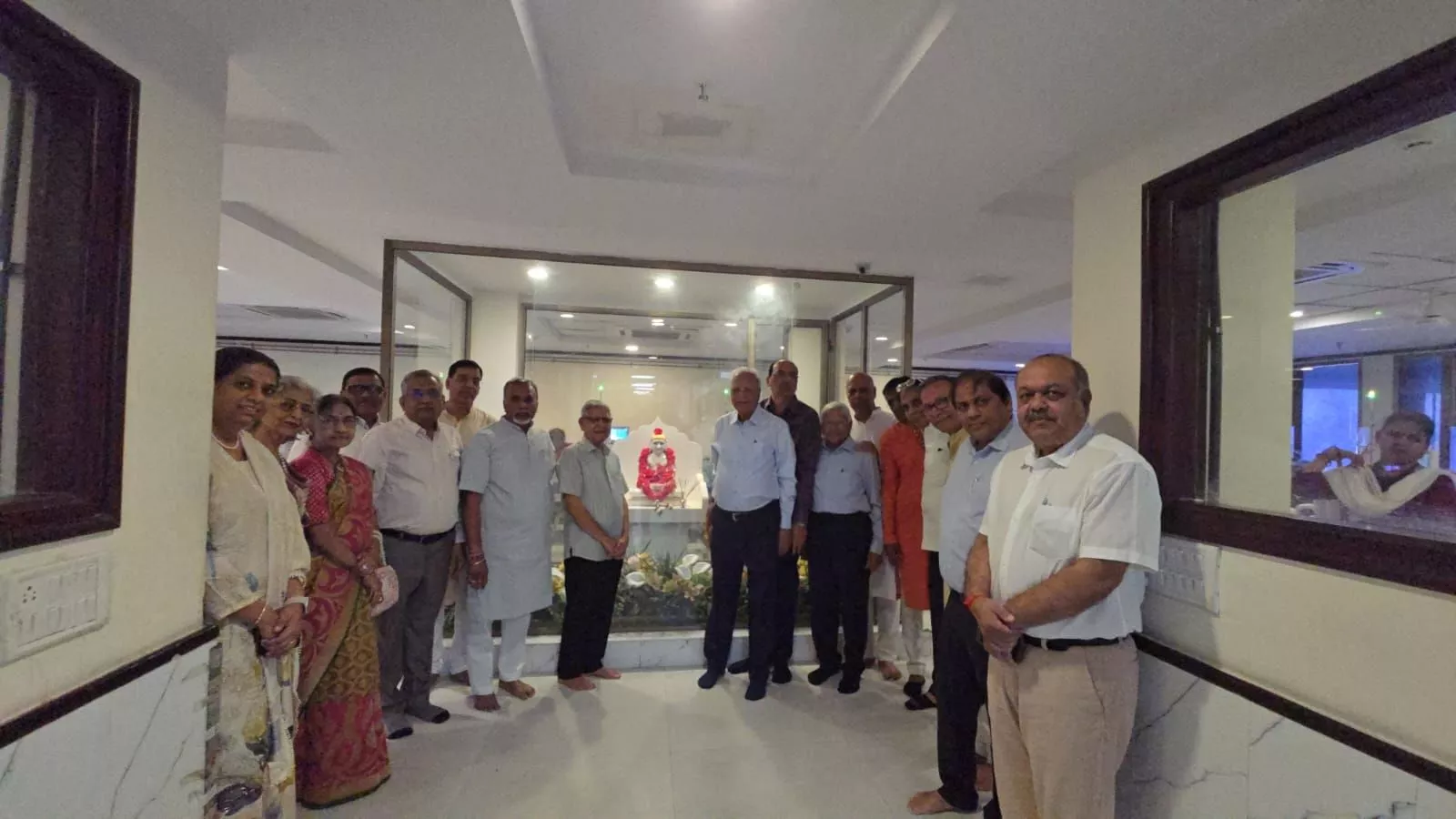 महावीर अस्पताल में जन्म कल्याणक पर प्रतिमा पर माल्यार्पण