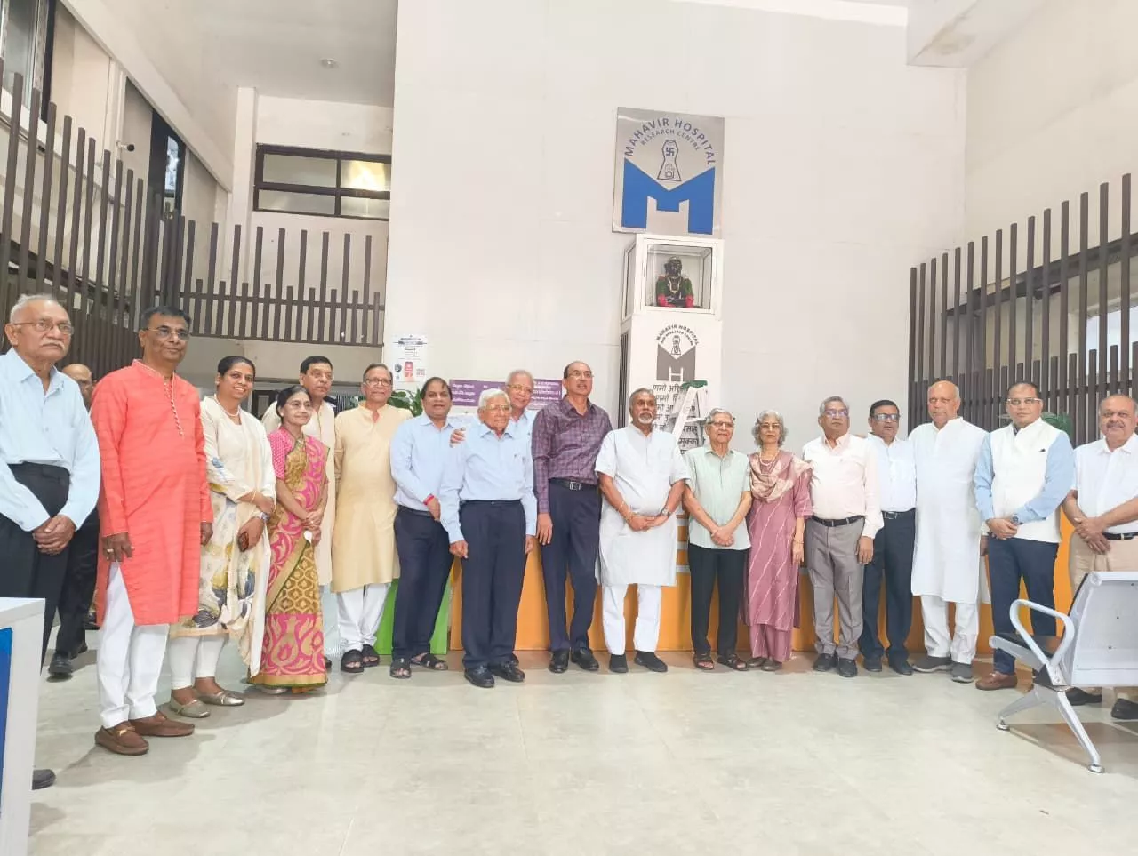 महावीर अस्पताल में जन्म कल्याणक पर प्रतिमा पर माल्यार्पण