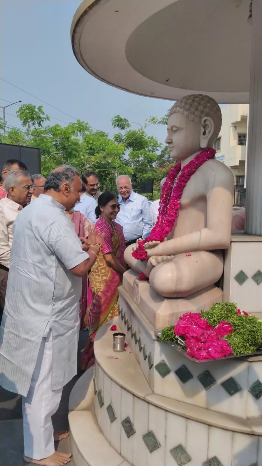 महावीर अस्पताल में जन्म कल्याणक पर प्रतिमा पर माल्यार्पण