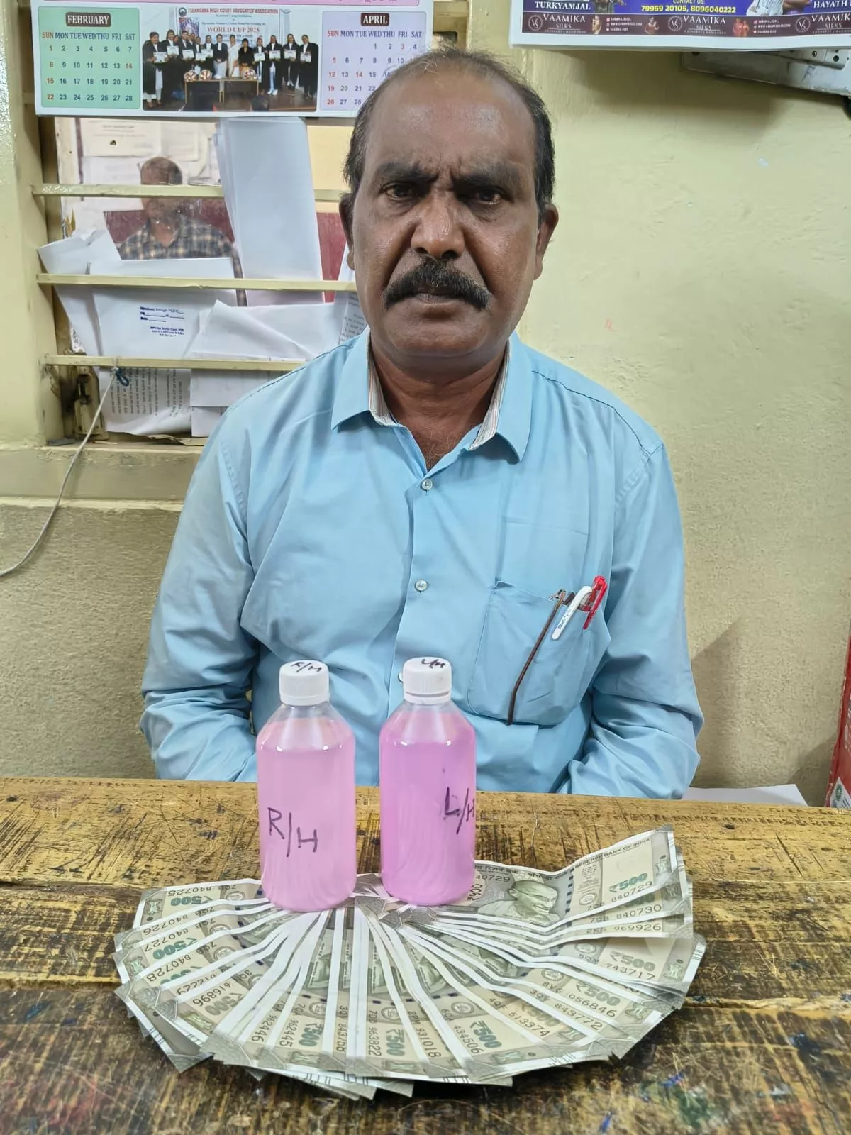 एसीबी ने रिश्वतखोरी में अधिकारियों को गिरफ्तार किया