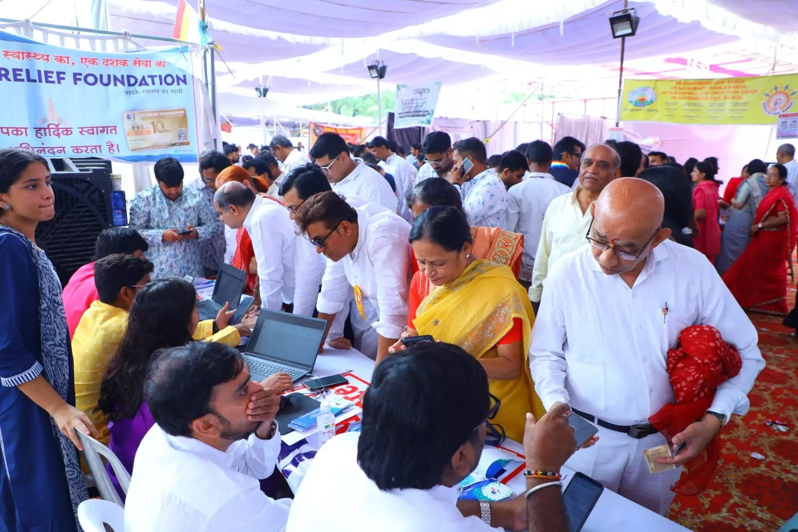 जेआरएफ हेल्थ कार्ड मेगा ड्राइव में लोगों का पंजीकरण