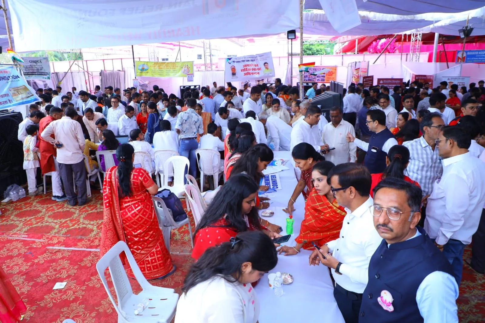 जेआरएफ हेल्थ कार्ड मेगा ड्राइव में लोगों का पंजीकरण