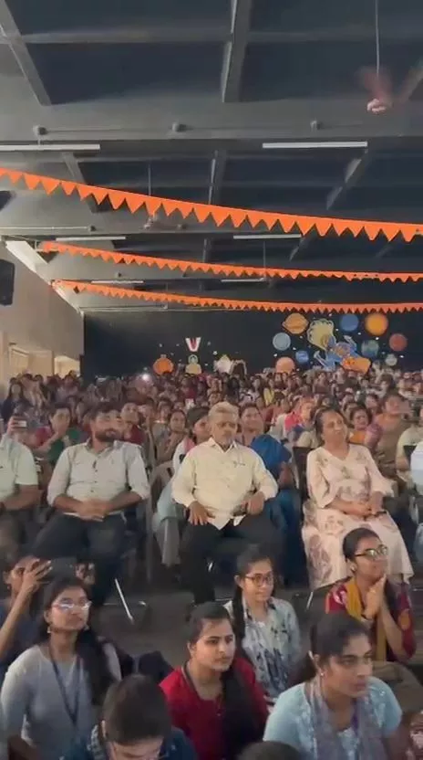 बद्रुका कॉलेज में नृसिंह अविर्भावम् नाटक का दृश्य