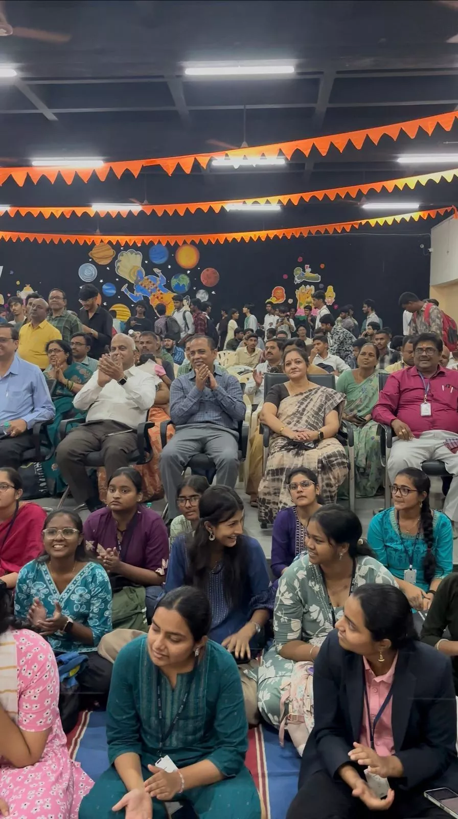 बद्रुका कॉलेज में नृसिंह अविर्भावम् नाटक का दृश्य