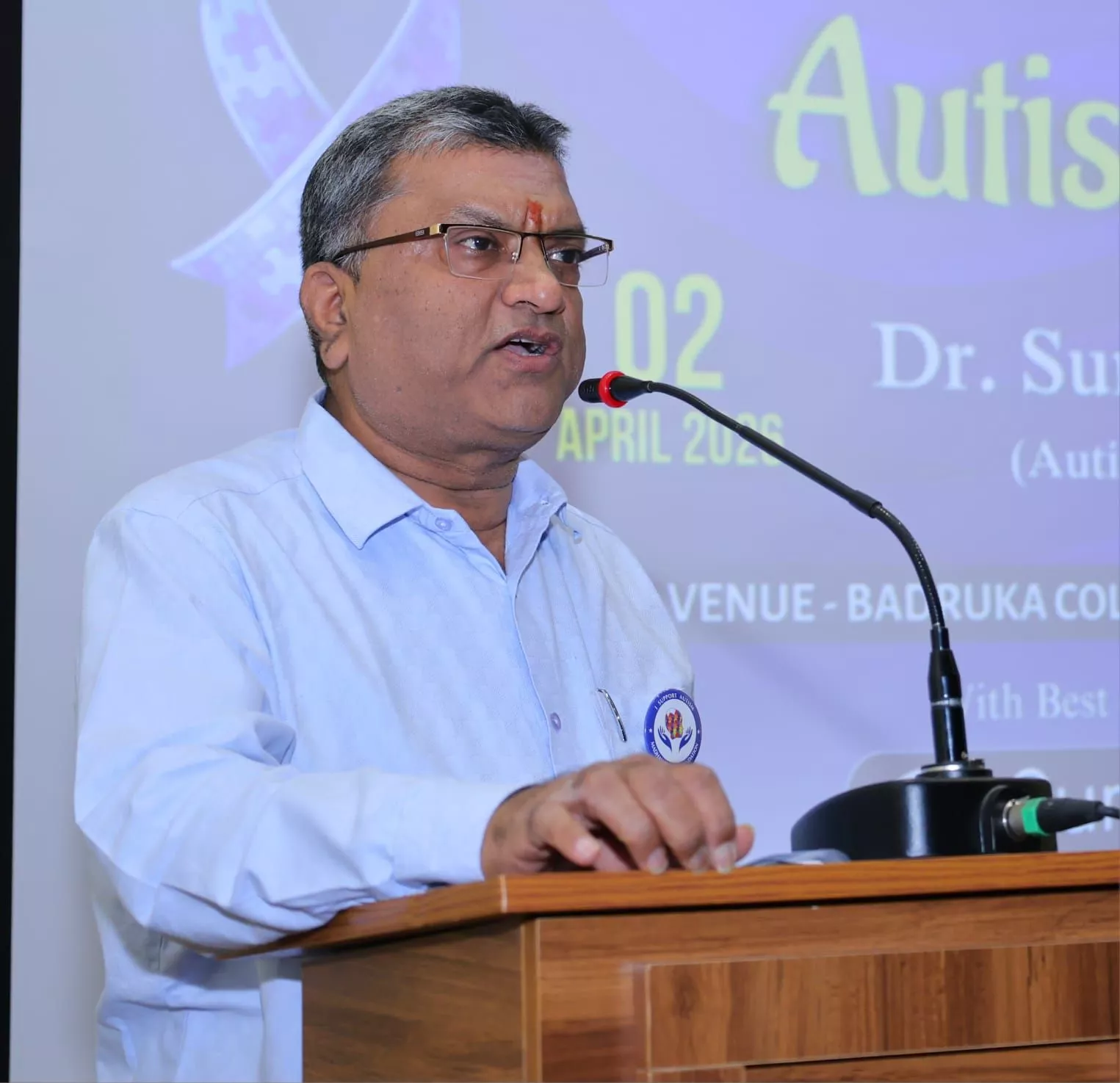 अतिथियों और छात्रों के साथ ऑटिज्म जागरूकता कार्यक्रम