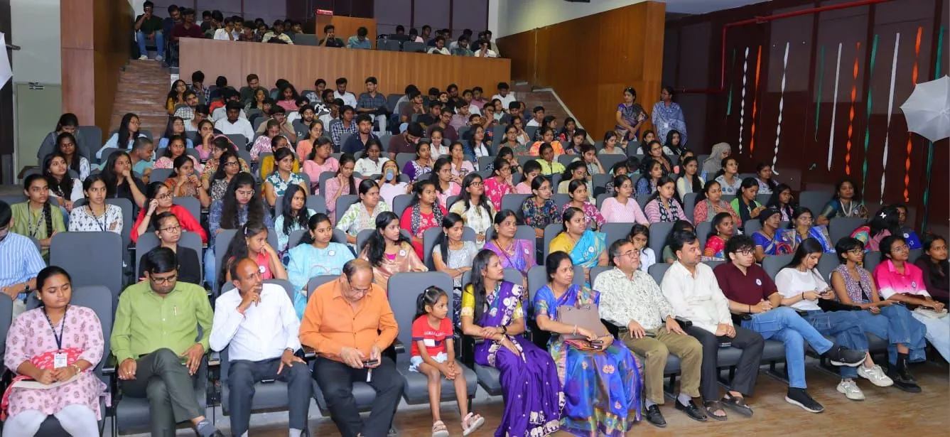 अतिथियों और छात्रों के साथ ऑटिज्म जागरूकता कार्यक्रम