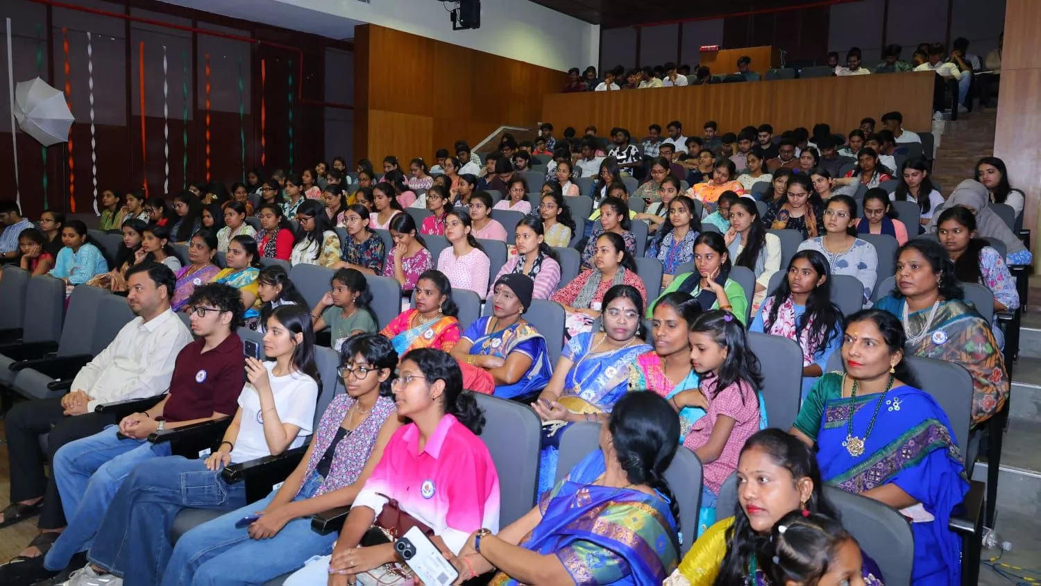 अतिथियों और छात्रों के साथ ऑटिज्म जागरूकता कार्यक्रम