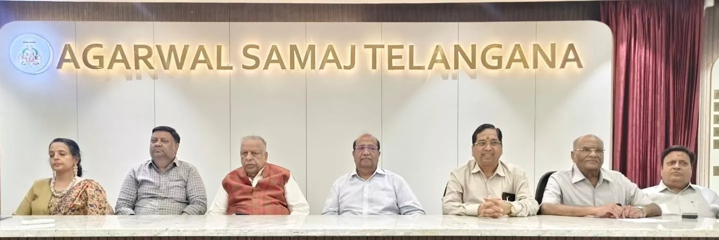 अग्रवाल समाज द्वारा लाभार्थियों को इंडक्शन कुकर वितरण