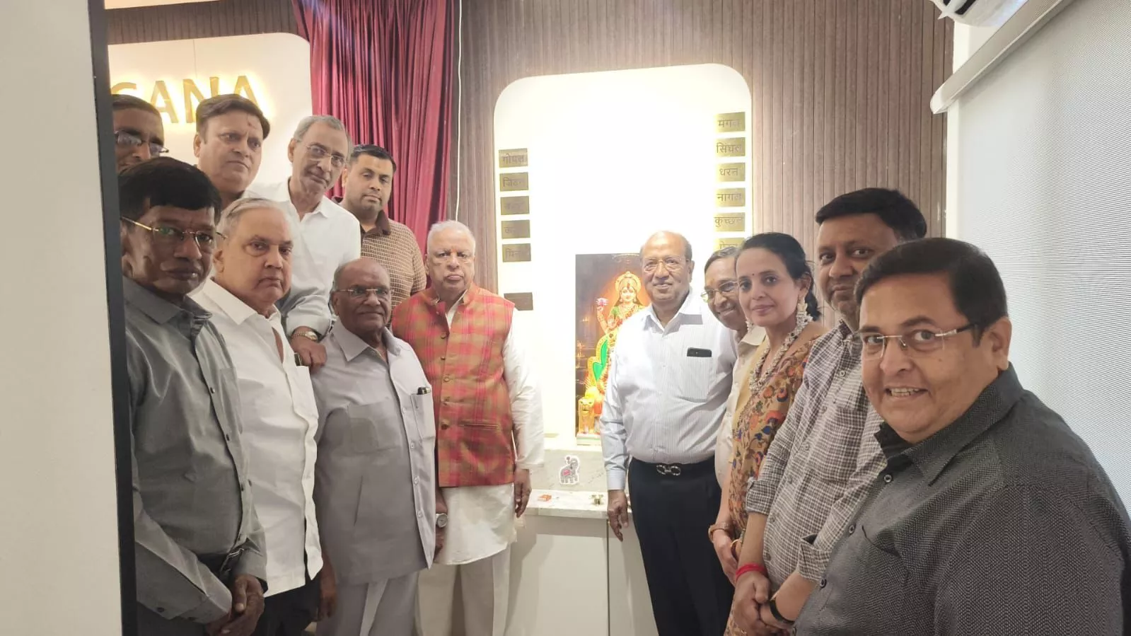 समाज के पदाधिकारी लाभार्थियों को कुकर देते हुए