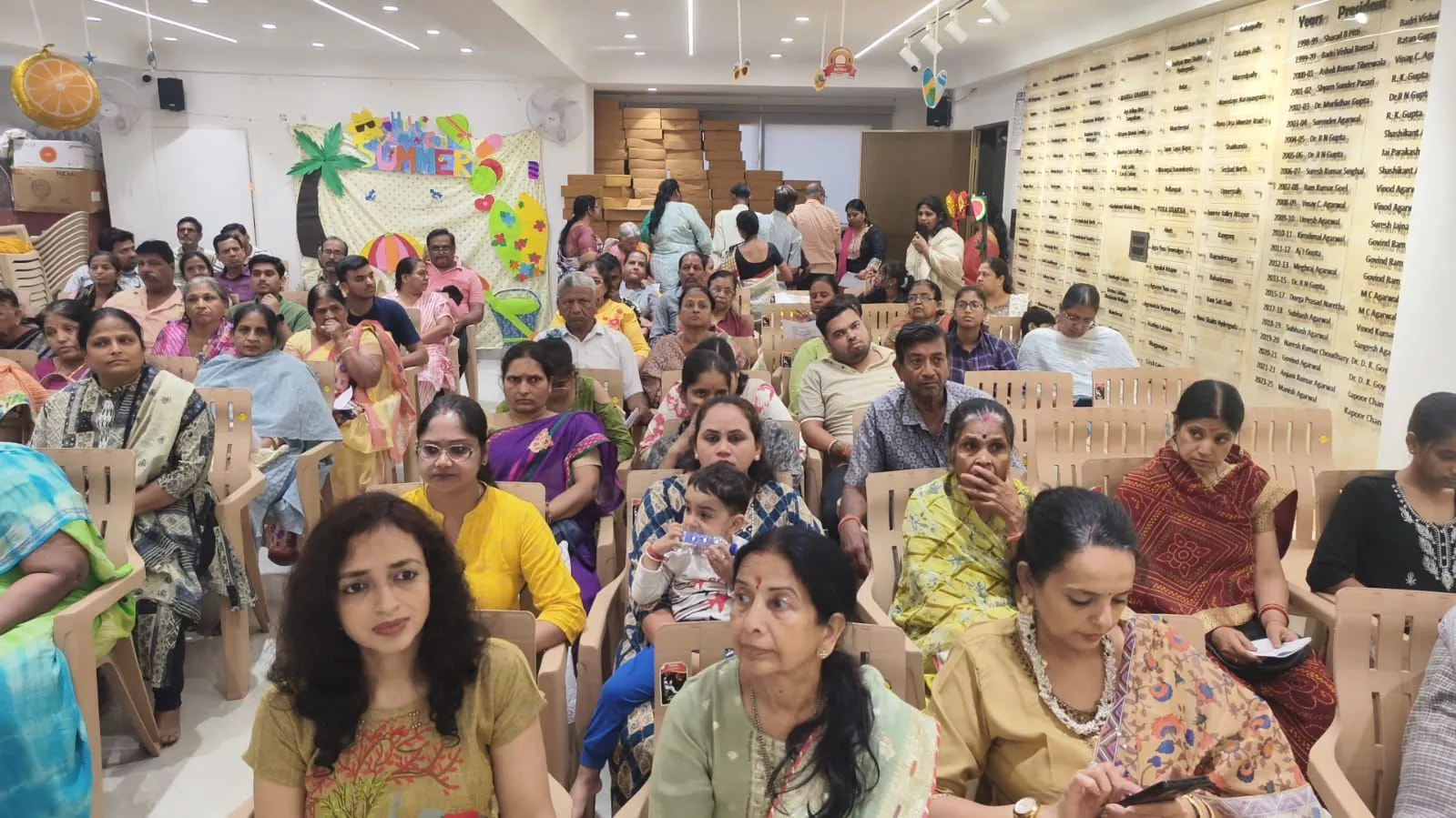 समाज के पदाधिकारी लाभार्थियों को कुकर देते हुए